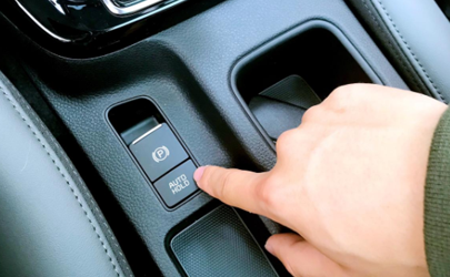 自動(dòng)擋掛p擋拉手剎嗎 有什么小竅門避免忘記放手剎