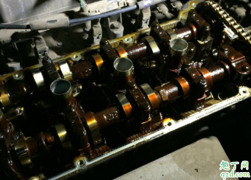 汽車機(jī)油成泥狀怎么回事 發(fā)動機(jī)油泥如何處理3