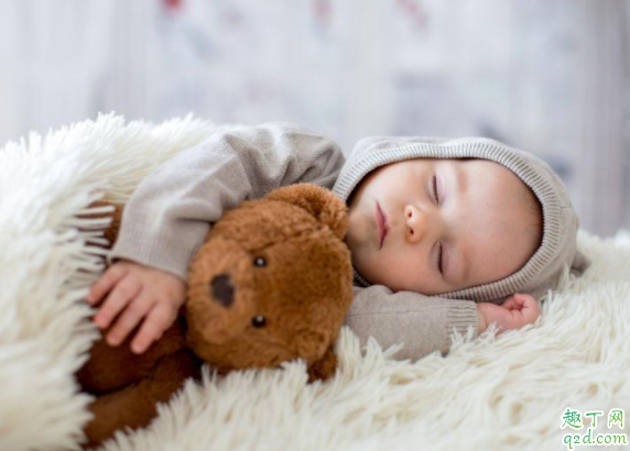 新生兒跟大人睡大床嗎 嬰兒睡覺光腳還是穿襪子1