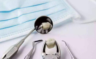 拔了牙餐后必須漱口嗎 拔完牙什么時候漱口好