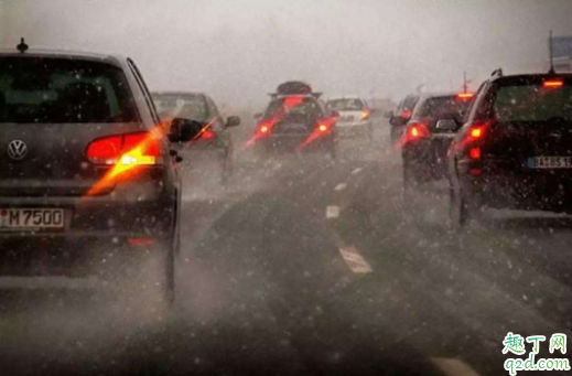 車子雙閃什么時候用 霧天開車可以開雙閃嗎1