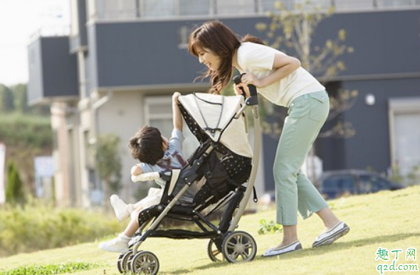 寶寶出門(mén)用腰凳好還是推車(chē)好 嬰兒車(chē)好用還是腰凳實(shí)用1
