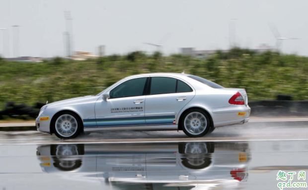 開(kāi)車(chē)被雷劈能不能下車(chē) 打雷躲車(chē)?yán)锇踩珕?