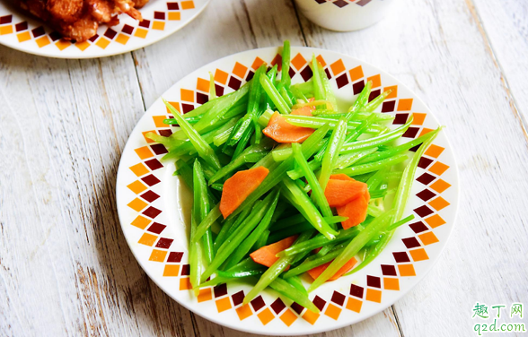 炒芹菜先放鹽還是后放鹽 炒芹菜什么時候放鹽好2