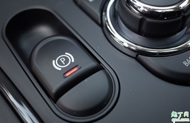 起步時電子手剎怎么操作 電子手剎起步用放下嗎1