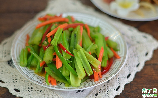 炒芹菜先放鹽還是后放鹽 炒芹菜什么時候放鹽好1