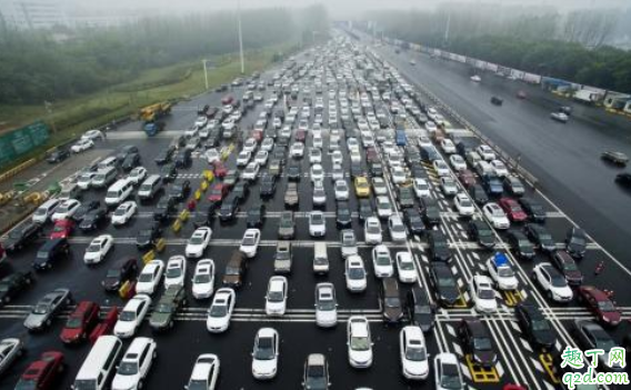 汽車上坡堵車怎么跟車 坡道停車車頭朝上還是朝下1