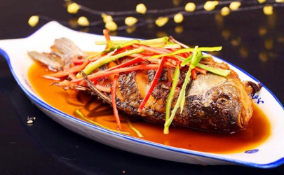 煎魚不掉皮不粘鍋的方法 煎魚有什么技巧