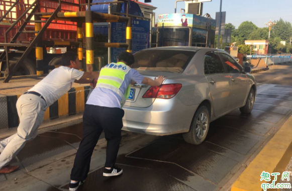 自動(dòng)擋沒(méi)電可以推發(fā)動(dòng)嗎 自動(dòng)擋沒(méi)電怎么啟動(dòng)有什么辦法1