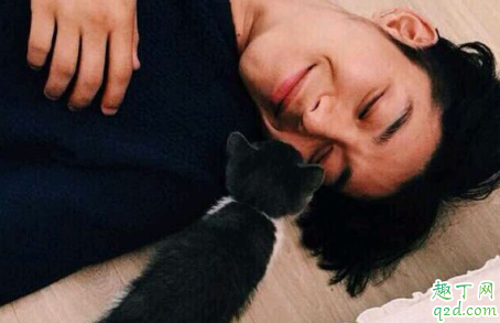 會(huì)被男生議論的是哪種女生 男生經(jīng)常議論一個(gè)女生是喜歡嗎2