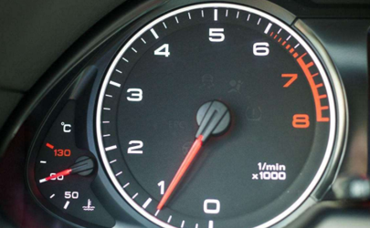 經常拉高轉速對發(fā)動機有什么影響 汽車高速怎樣降低轉速