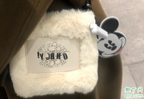 UR迪士尼聯(lián)名毛毛包在哪買(mǎi) UR迪士尼2019秋冬毛毛包多少錢(qián)1