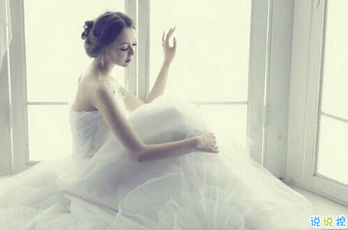 傷感說說配圖黑白心情短語 再大大咧咧的人也會覺得難過9