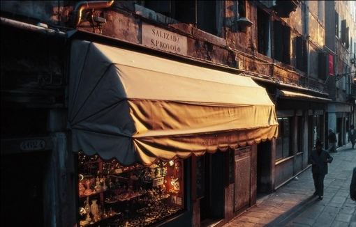 關于人生成長的經(jīng)典哲理句子 一生那么短再拘謹幾下就真的過去了1