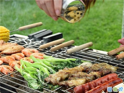 戶外燒烤的開(kāi)心說(shuō)說(shuō)帶圖片 周末一群人燒烤的心情說(shuō)說(shuō)8