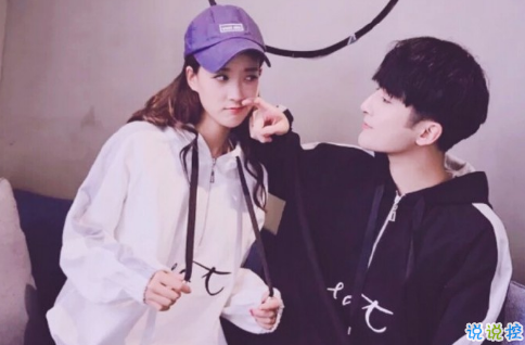 很甜的愛情說說配圖：小學(xué)時，想和喜歡的人同桌；初中時，想和喜歡的人同班3