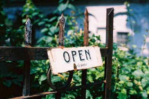 關(guān)于愛情的超傷感的說(shuō)說(shuō)帶圖片 我說(shuō)我要走你沒(méi)有挽留我也沒(méi)有回頭7