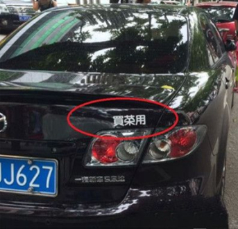 微信說說帶圖片：這個世界，看你二的人很多，陪你二的人很少8