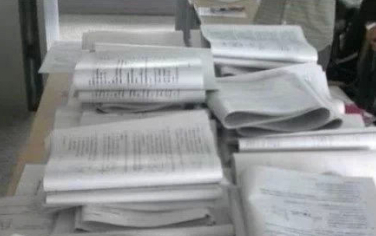 微信說說帶圖片：這個世界，看你二的人很多，陪你二的人很少7