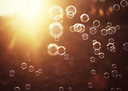 好看的說(shuō)說(shuō)配圖：舊城里沒(méi)有陽(yáng)光，你和我一個(gè)夢(mèng)長(zhǎng)得好像