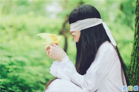 關(guān)于青春年華浪漫唯美的愛情句子 年少的笑漾著微光2