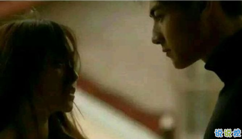 很甜的愛情說說配圖：小學(xué)時，想和喜歡的人同桌；初中時，想和喜歡的人同班8