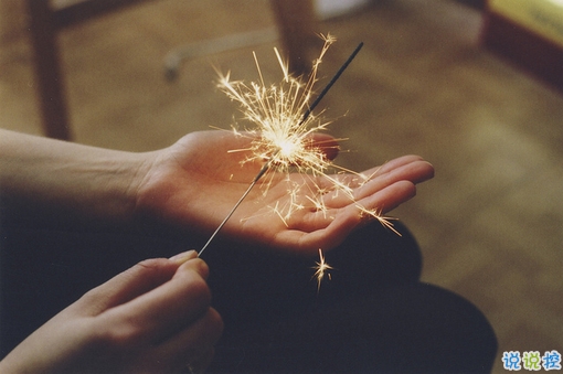 感情特別喪的說(shuō)說(shuō)輸?shù)靡粩⊥康?一個(gè)人回憶過(guò)去的傷感說(shuō)說(shuō)2