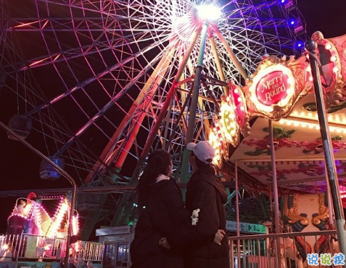 很甜的愛情說說配圖：小學(xué)時，想和喜歡的人同桌；初中時，想和喜歡的人同班7