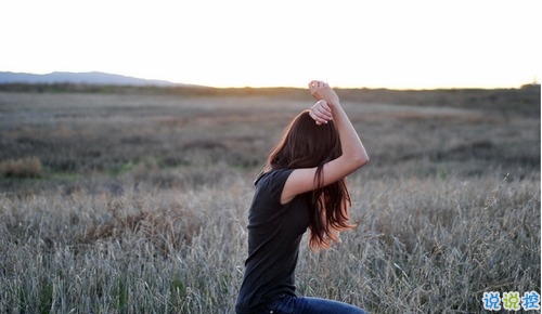 關(guān)于愛(ài)情簡(jiǎn)單又有道理的句子配圖 愛(ài)情是一個(gè)人的天荒地老2