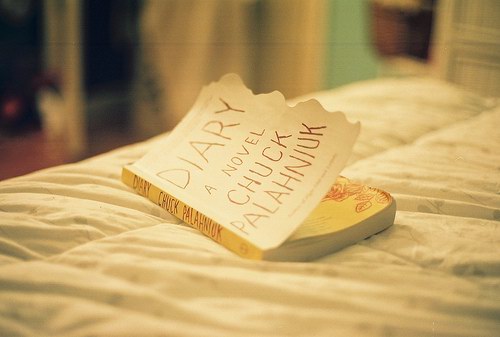 提到愛情有時(shí)會(huì)心痛心碎的傷感說說帶圖片1