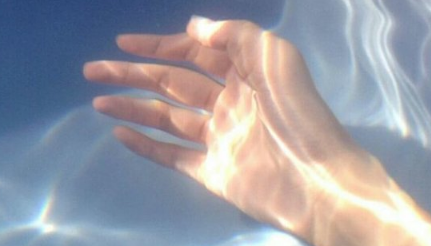 忽而夏至的悲傷日記的傷感說說配圖 你最美的青春都在陪他吃苦4