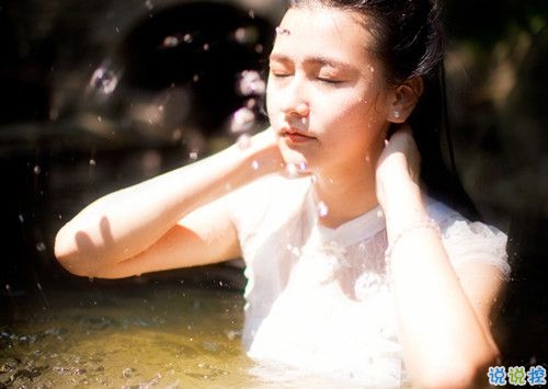 關(guān)于愛情簡單精辟的一句話說說帶圖片 我和世界只差一個你11