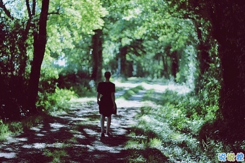 在你傷感難過時一下子戳中你內(nèi)心的圖片句子 時光怎么讓愛笑的人哭了9