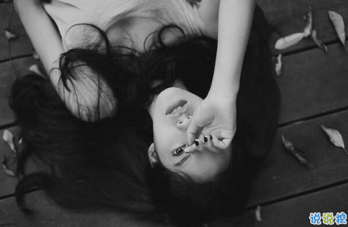 傷感說說配圖黑白心情短語 再大大咧咧的人也會覺得難過11