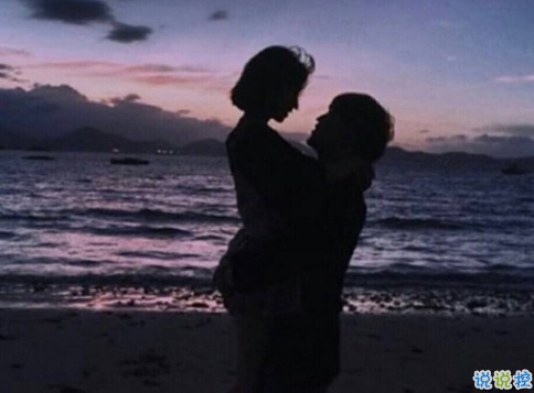 很甜的愛情說說配圖：小學(xué)時，想和喜歡的人同桌；初中時，想和喜歡的人同班4