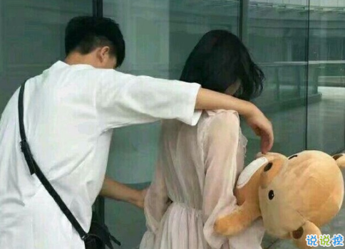 很甜的愛情說說配圖：小學(xué)時，想和喜歡的人同桌；初中時，想和喜歡的人同班1