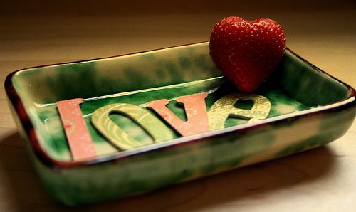 浪漫甜蜜唯美的愛情小句子帶圖片 世間萬物皆不如你眉眼動人12