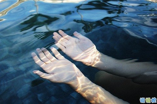 關(guān)于思念一個(gè)人的圖片說(shuō)說(shuō) 他藏在風(fēng)里藏在雨里藏在剛剛劃過(guò)的閃電和雷鳴里11