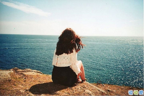 有時(shí)幸福又難過傷感的說說帶圖 暗戀是一個(gè)人的兵荒馬亂12