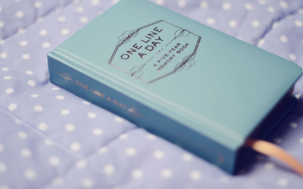 關(guān)于人生的很現(xiàn)實(shí)的哲理說(shuō)說(shuō)帶圖片 時(shí)間奪去了我們輕狂的眼神卻給了我們嘴角上揚(yáng)的資本9