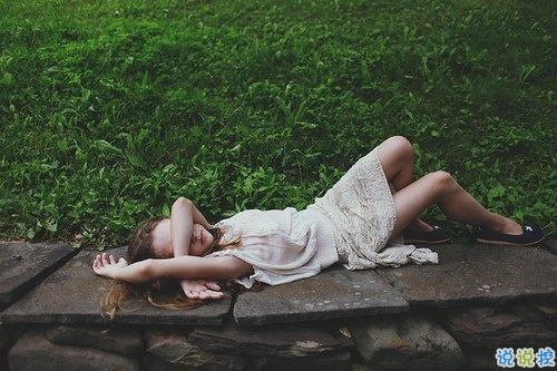 在你傷感難過時一下子戳中你內(nèi)心的圖片句子 時光怎么讓愛笑的人哭了12