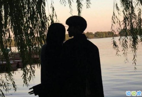 很甜的愛情說說配圖：小學(xué)時，想和喜歡的人同桌；初中時，想和喜歡的人同班5