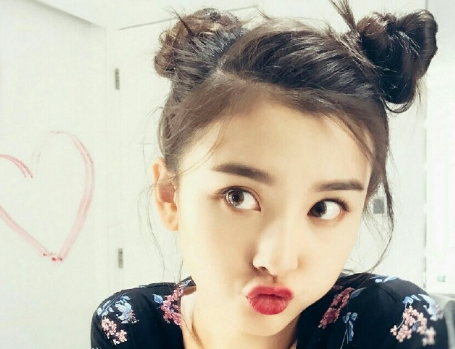 愛情治愈系文字說說加配圖2018最新版 人潮擁擠你自然而然的牽起我的手2