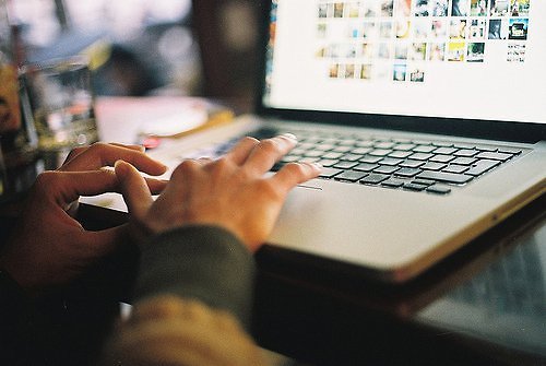 關(guān)于生活的經(jīng)典心靈雞湯英文說說帶圖片 Life lifts you over the bar.2