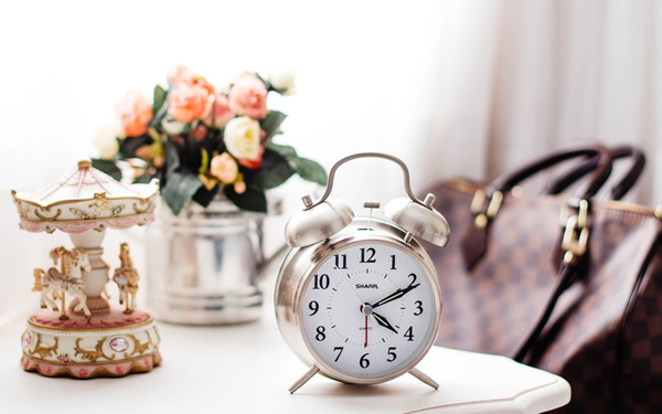 關(guān)于人生的很現(xiàn)實(shí)的哲理說(shuō)說(shuō)帶圖片 時(shí)間奪去了我們輕狂的眼神卻給了我們嘴角上揚(yáng)的資本8