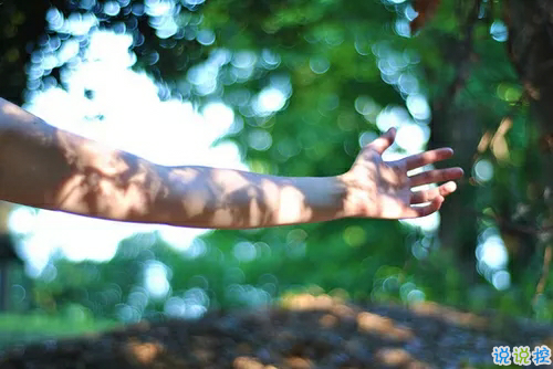 一個(gè)人過新年的傷感說說 心里不是滋味難過的說說句子1