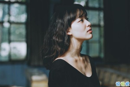 關(guān)于愛情簡單精辟的一句話說說帶圖片 我和世界只差一個你7