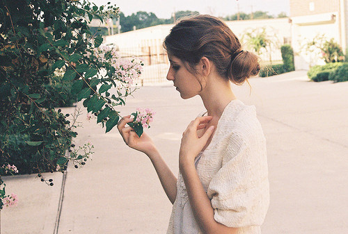 關(guān)于現(xiàn)實生活人生的哲理說說帶圖片 一個人活著應(yīng)該永遠要把目光投向遠方7