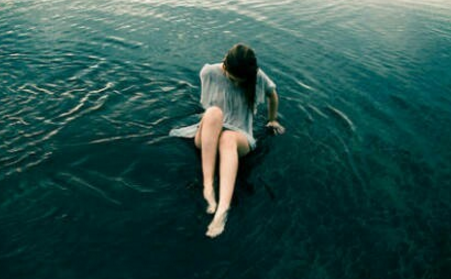 愛情治愈系文字說說加配圖2018最新版 人潮擁擠你自然而然的牽起我的手6