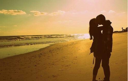 愛情治愈系文字說說加配圖2018最新版 人潮擁擠你自然而然的牽起我的手1